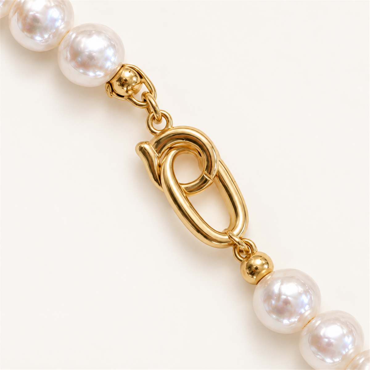 Freshwater Pearl Bracelet, Pink Purple Focal, Metallic Luster, 18K Gold Clasp — hardware detail